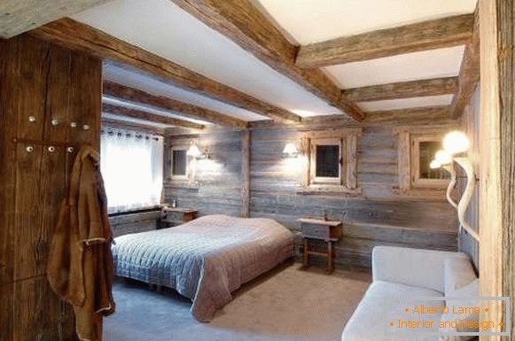 Unutrašnjost spavaće sobe u seoskoj kući u stilu planinarskog doma
