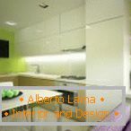 Bijeli namještaj i svetlo zeleni zidovi u kuhinji