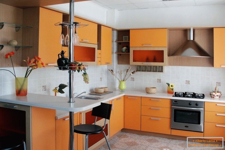 Narandžasti namještaj u kuhinji