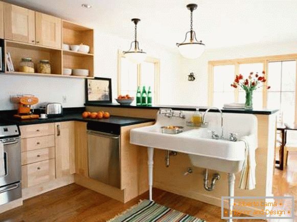 Dizajniran ugao kuhinja, zamijenjen sa trpezarijom, u privatnoj kući - fotografija