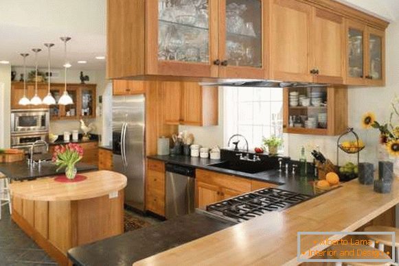 Moderna dizajna ugla kuhinja sa oštrim i drvenim barom - fotografija u privatnoj kući