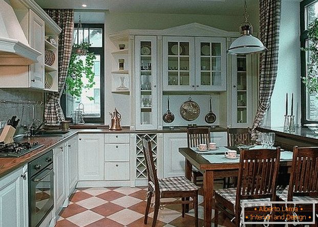dizajn kuhinje u privatnoj kućiс панорамными окнами