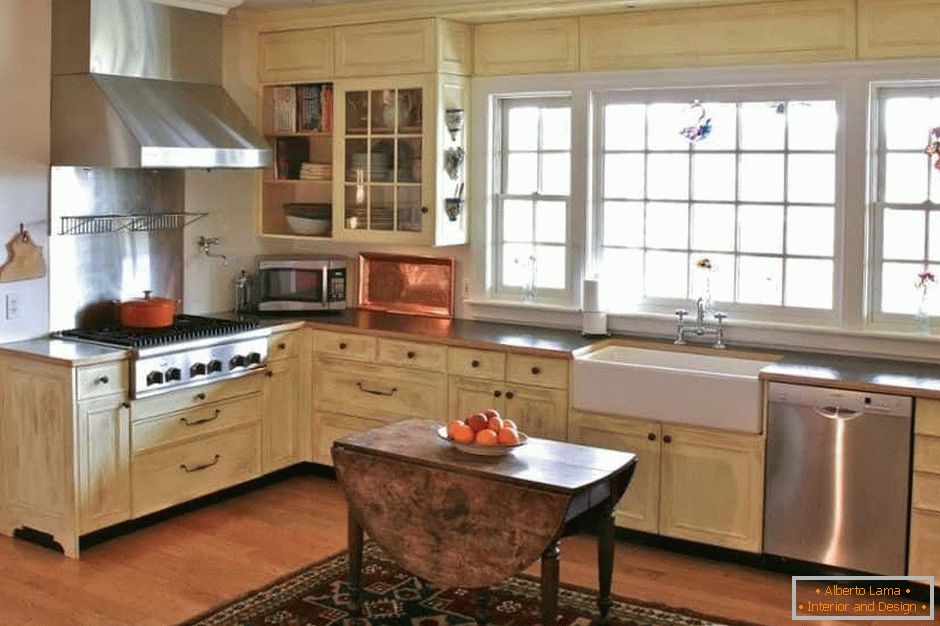 Kuhinja velikog ugla u svetlim bojama u rustikalnoj kući