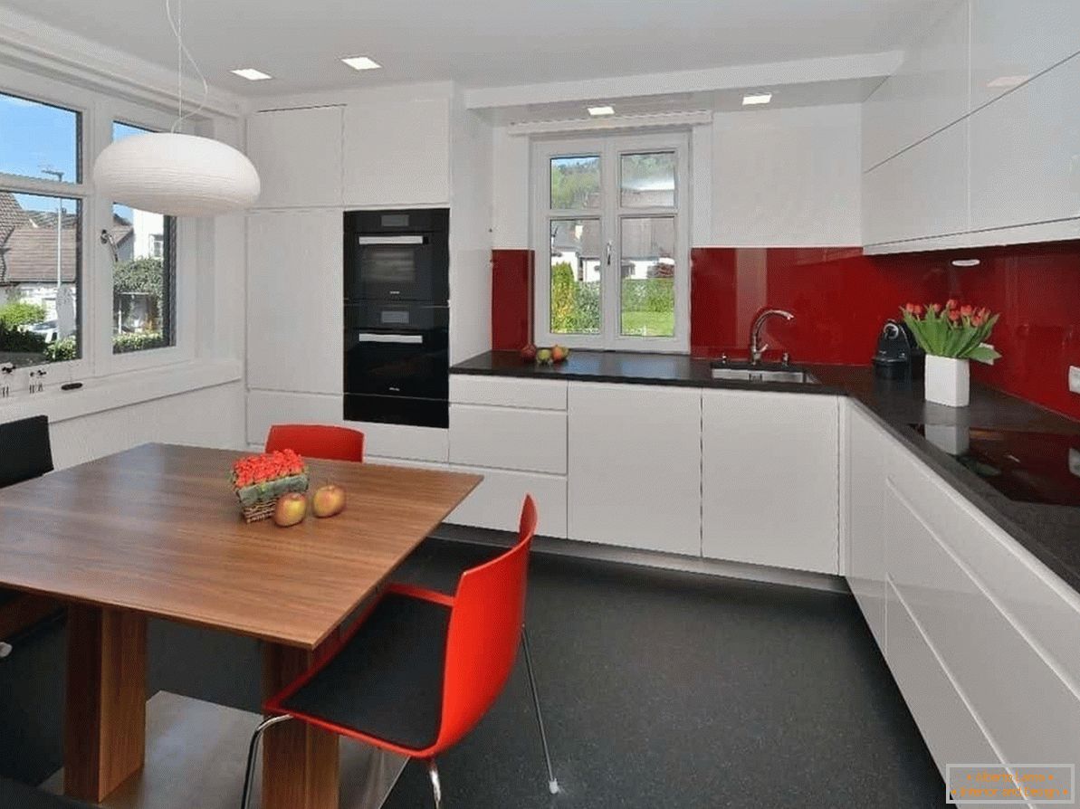 Bijeli mat strop će proširiti prostor malih kuhinja u visokotehnološkom stilu
