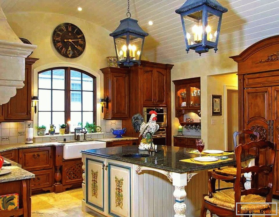Svetle boje u unutrašnjosti kuhinje u stilu zemlje