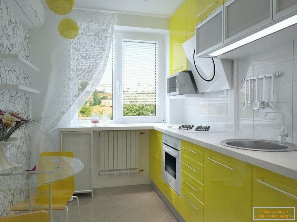 Enterijer kuhinje u bijeloj i žutoj boji