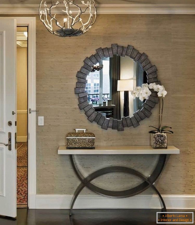Dizajn zida u ogledalu u hodniku