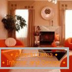 Narandžasta fotelja i kauč u dnevnoj sobi