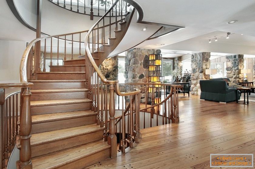Jednostavno klasično stepenište u velikoj kući
