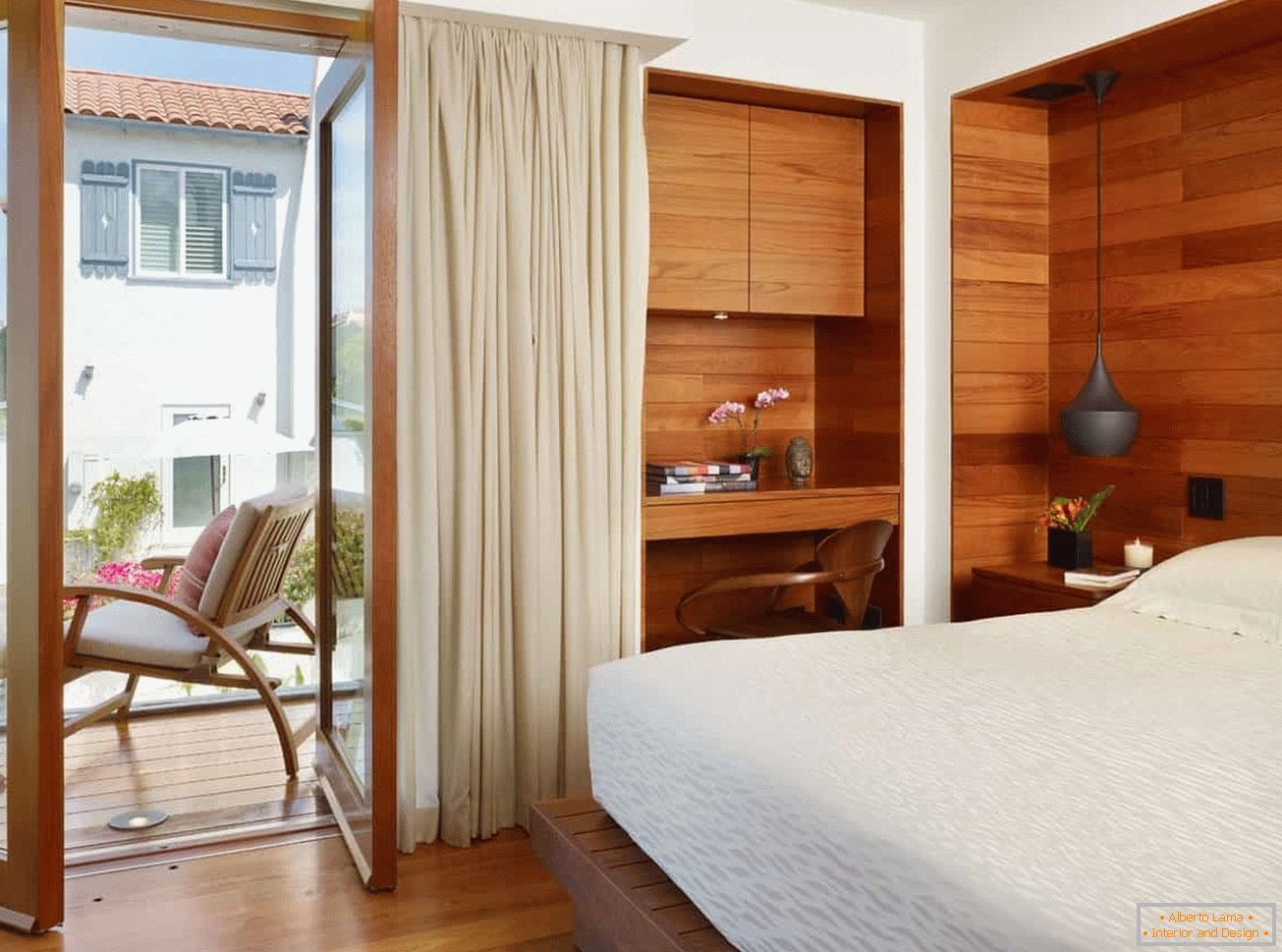 Mala spavaća soba sa drvenim završnim zidom