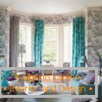 Tirkizne zavese i sofa u dnevnoj sobi
