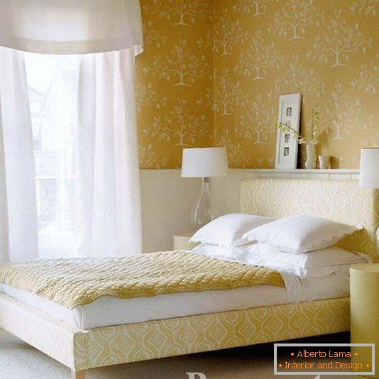 Spavaća soba sa žutim tapetom