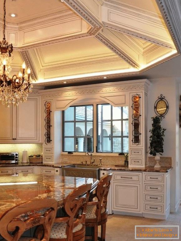 Luksuzni plafon u klasičnoj kuhinji
