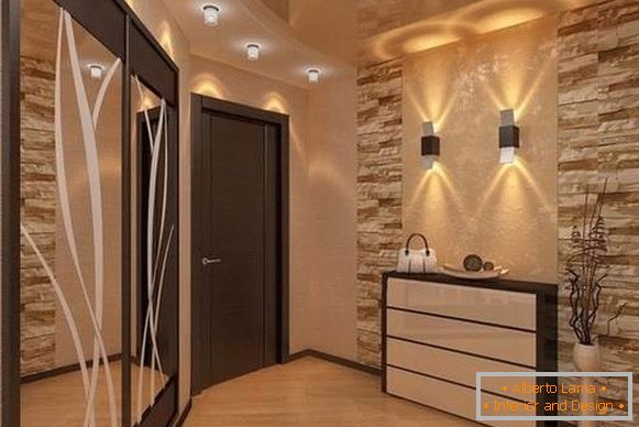 Šik dizajn malog hodnika u privatnoj kući u stilu luksuza
