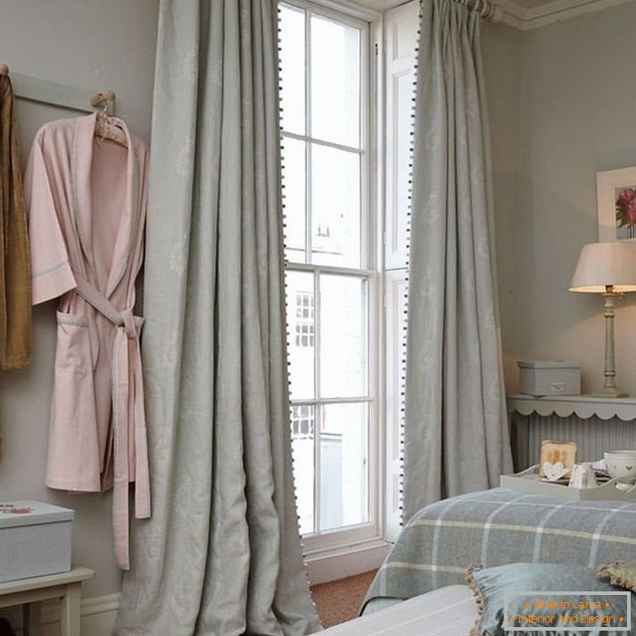 Sive zavese na prozorima od poda do plafona
