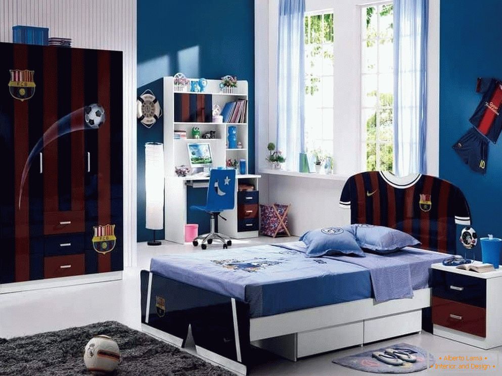 Dizajn spavaće sobe u sportskom stilu za dečaka