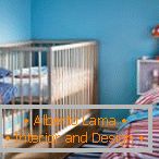 Dekor u spavaćoj sobi sa bebi krevetićem u plavim tonovima