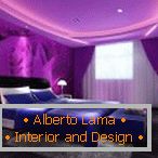 Lilac plafon sa osvetljenjem u spavaćoj sobi