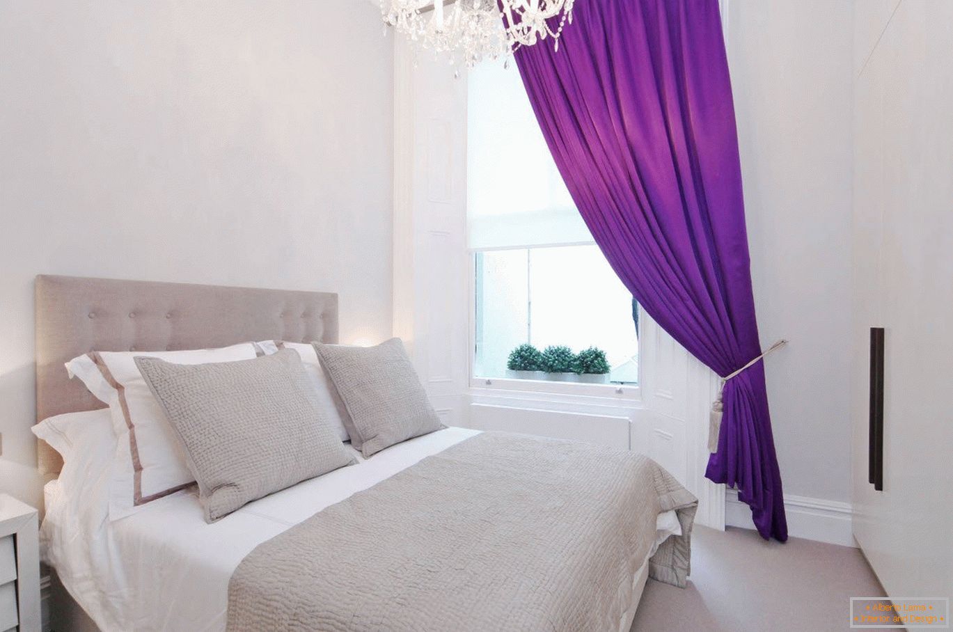 Purpurne zavese u belom unutrašnjosti spavaće sobe