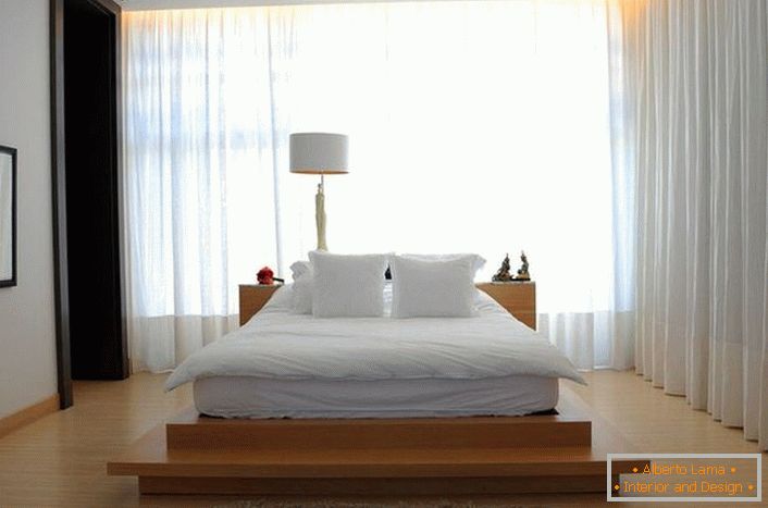 Krevet podseća na veliki meki pero krevet koji se nalazi na visokoj pisti drveta. Zavese od mekane, prozirne, leteće tkanine čine atmosferu u sobi romantičnom i opuštajućom. 