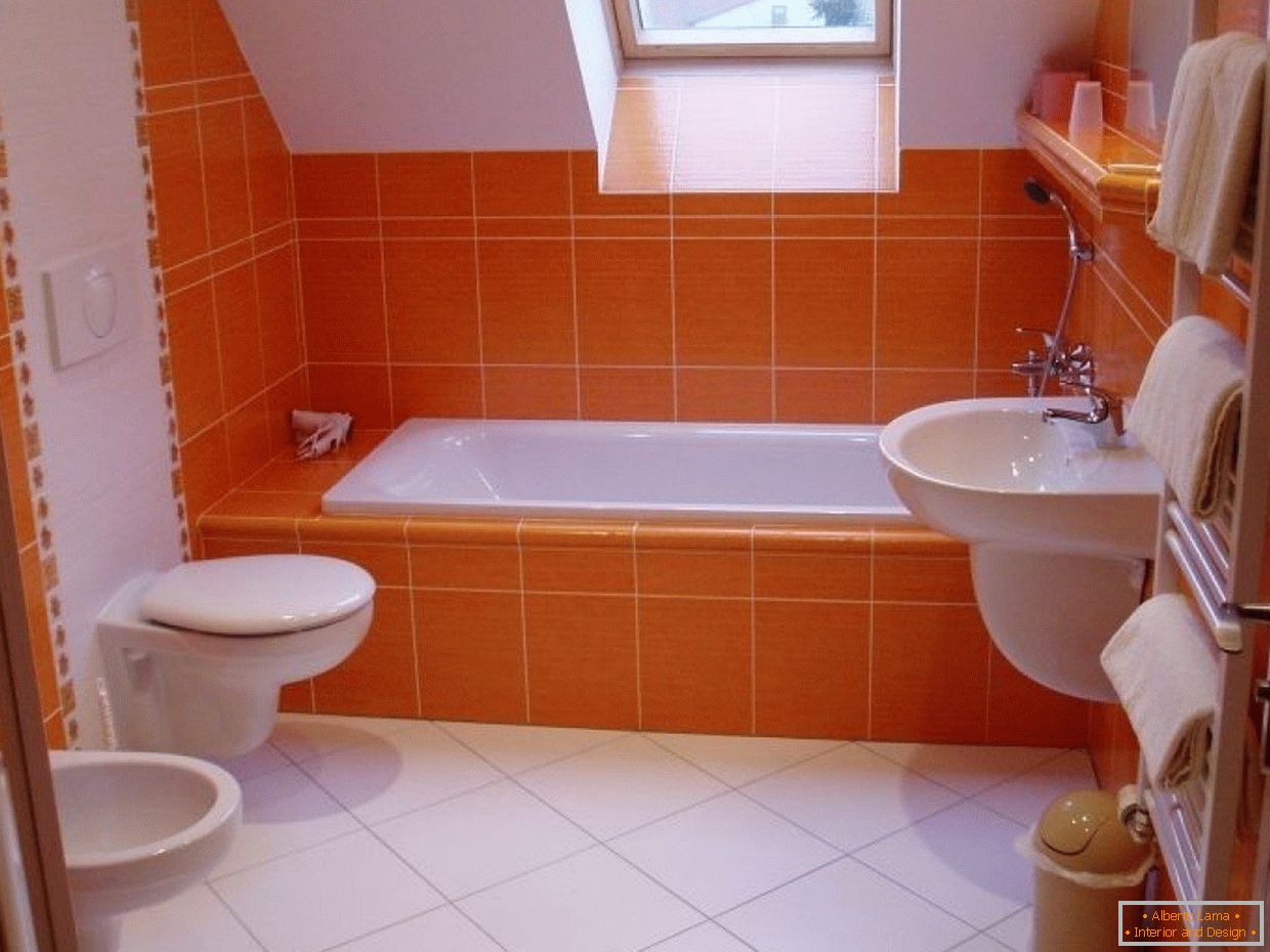 Narančasta kupatila sa malim prozorom