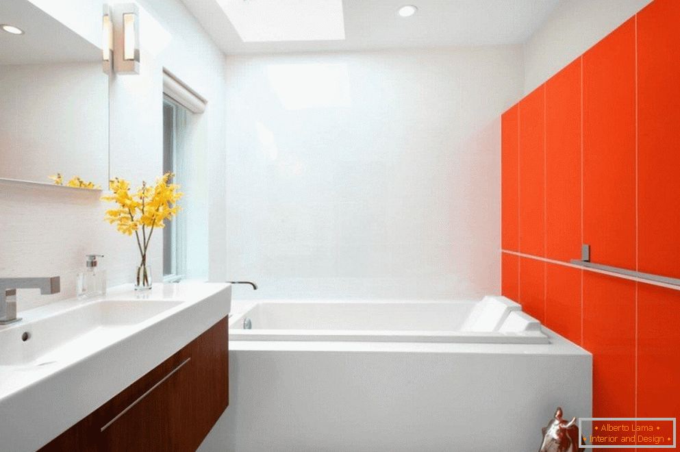 Oranžno-bijelo kupatilo