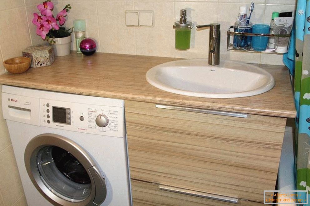 Izgled kupatila sa mašinom za pranje veša