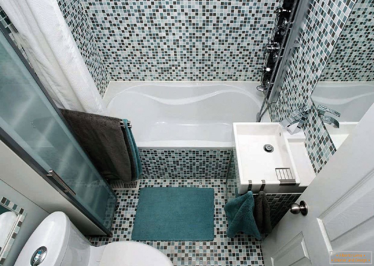 Kupaonica u panelu kuće ukrašena mozaikom