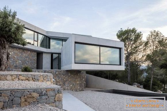 Izgradnja kuće u stilu visoke tehnologije i betona i kamena