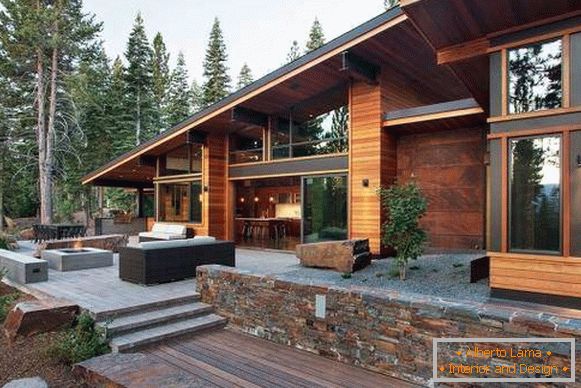 Hi-tech kuća izrađena od sip panela sa drvenom i metalnom dekoracijom