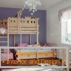 Dečija soba sa drvenim dvokrevetnim krevetom