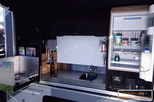 Mini-kuća na točkovima: kuhinja sa frižiderom