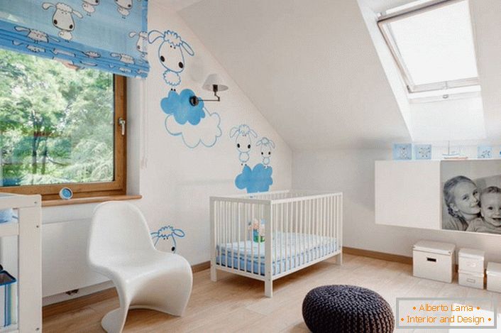 Dizajn unutrašnjosti dečije sobe u skandinavskom stilu zanimljiv je sa kreativnim dizajnom zidova. Crteži-naljepnice - pogodna opcija za dekoraciju djece.