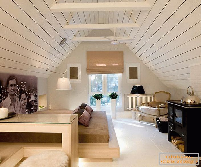Potkrovlje je uređeno u minimalističkom stilu sa beleškama iz kuće. Duh seoskog stila čini spavacu posebnu i nezaboravnu.
