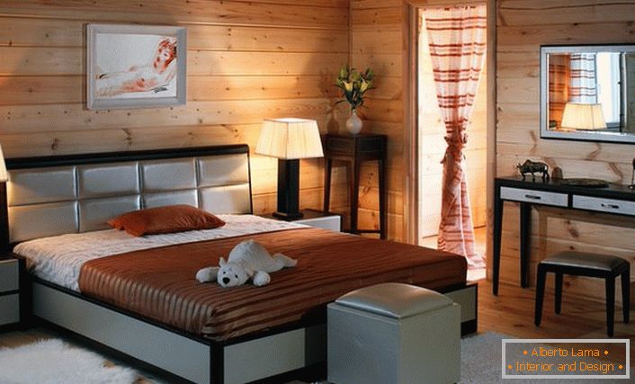 Zidovi prostorije od drvenog rama skladno su spojeni sa spavaćom garniturom boje cenogee.