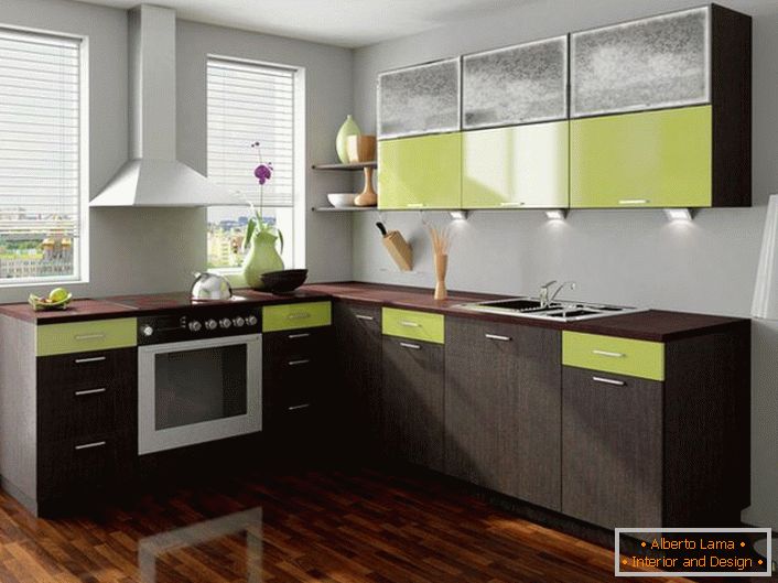 Boja wenge-a uspješno se kombinuje sa bledo zelenom bojom. Ova harmonija boje je pogodna za ukrašavanje kuhinje.