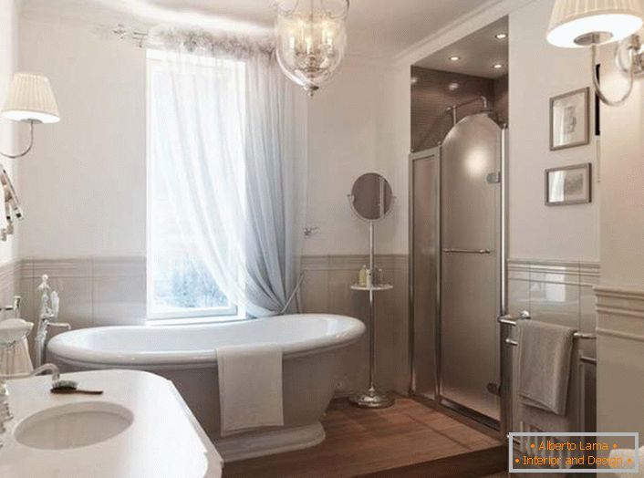 Veliko keramičko bijelo kupatilo postaje vrhunac unutrašnjosti sobe. Prozor je pokriven prozirnim zavjeskom od prirodne tkanine, koji u potpunosti odgovara stilu Art Nouveau.