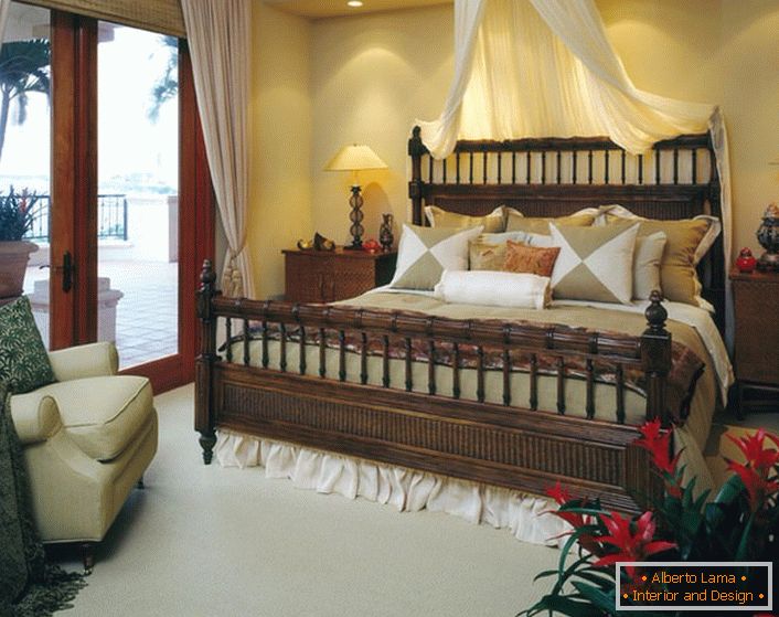 Luksuzni krevet u spavaćoj sobi u stilu eklekticizma. Baldahin iznad kreveta, lagane zavese na vratima koja vode do verande čine prostor udobnijim i romantičnim. 