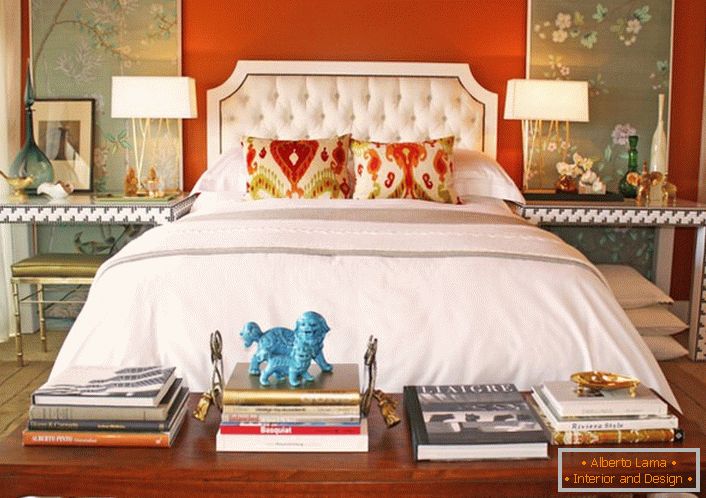 Svetao enterijer u eklektičnom stilu za spavaću sobu. Dimenzionalno sivo u završnici uspešno se kombinuje sa kontrastnom narandžastom bojom.