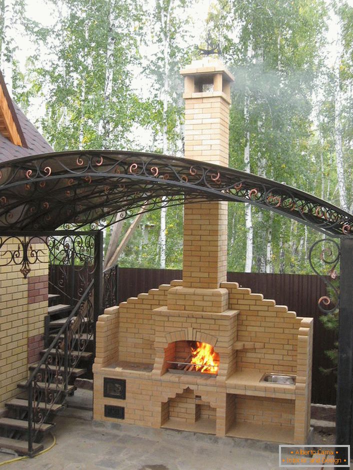 Jednostavna u izvedbi, elegantna kamin-peć u prigradskoj kući u blizini Moskve. 