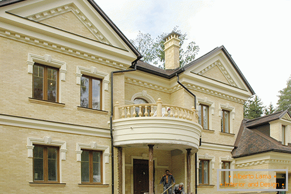 Fasada kuća sa dekoracijom od poliuretanske štukature