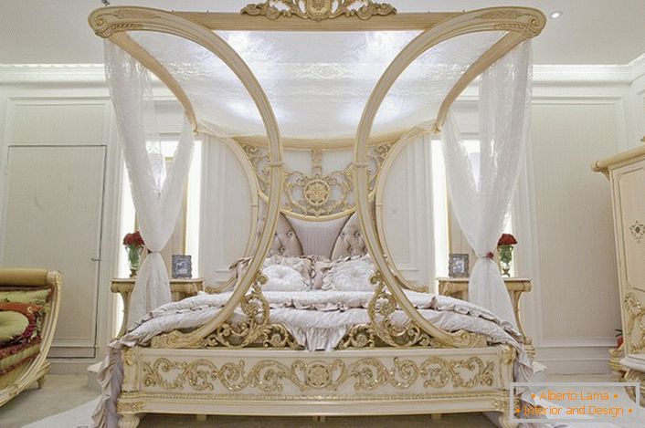 Luksuzna nadstrešnica u spavaćoj sobi u baroknom stilu. Odličan dizajniran projekat za porodičnu spavaću sobu.