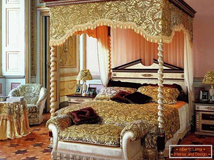 Elegantna prostrana spavaća soba sa nadstrešnicom iznad kreveta.