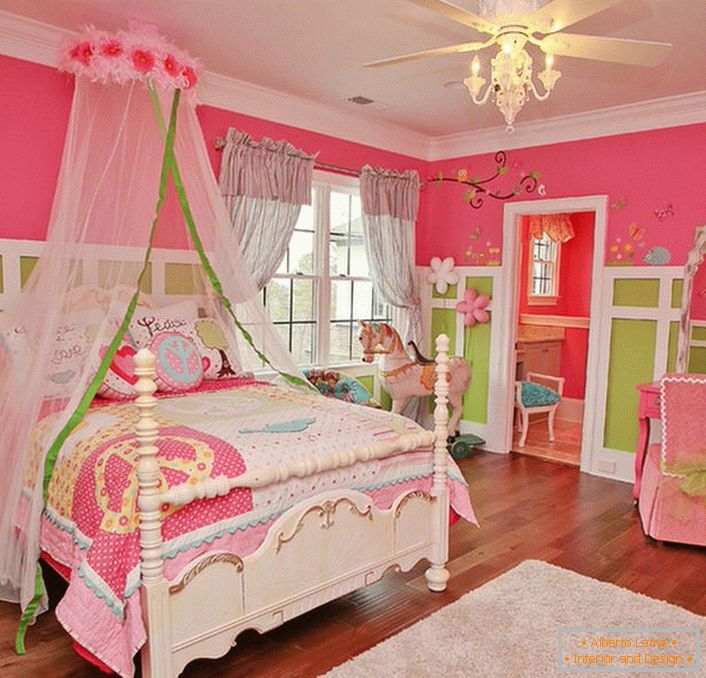 Svetla, fantastična spavaća soba za bebu.