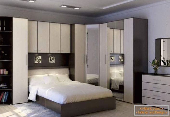 Funkcionalni ugao zid za spavaću sobu. Pravilno dizajniran prostor ostaje prostran i neprekidan. Mesto za uštedu dozvoljeno je postavljanje ormarića iznad kreveta.
