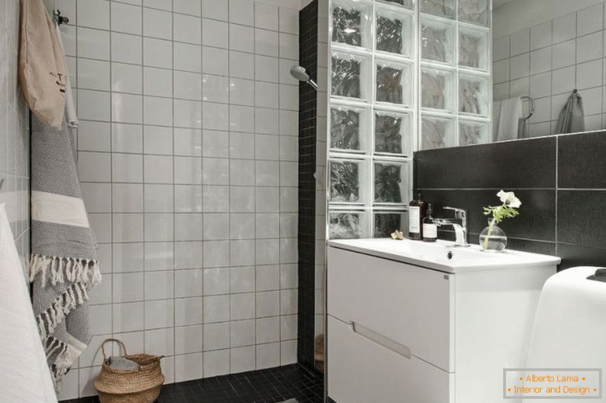 Enterijer kupaonica u crno-beloj boji