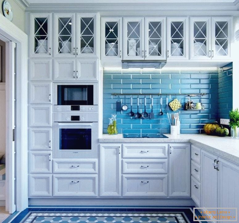 Kuhinja s zidovima i plavim podom