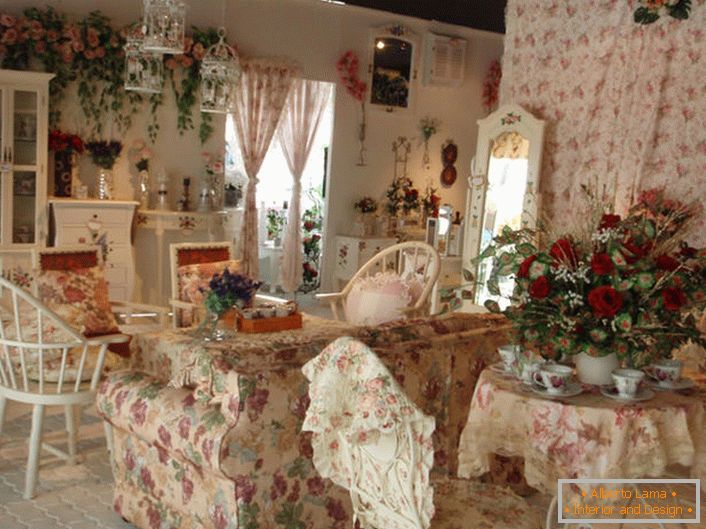 Cvijeće u vazi, na zidu, pa čak i na tepihu na sofi. Hala u stilu Provanse u maloj seoskoj kući na jugu Francuske.