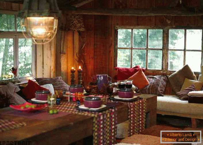 Mnogo jastuka, šarenih stolnjaka na stolovima pomoći će vam da stvorite ugodno mesto u dnevnoj sobi zemlje.
