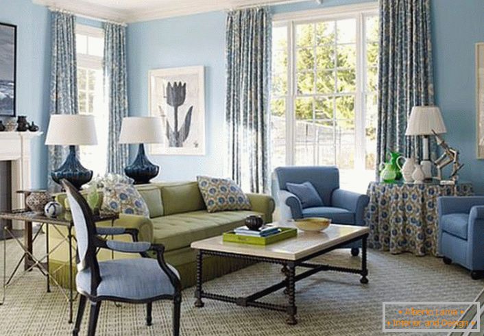 Interesantan ispis na jastuke, zavese i stolnjaci definiše stil francuske zemlje. Soba je ukrašena delikatnom kremom i plavom bojom.